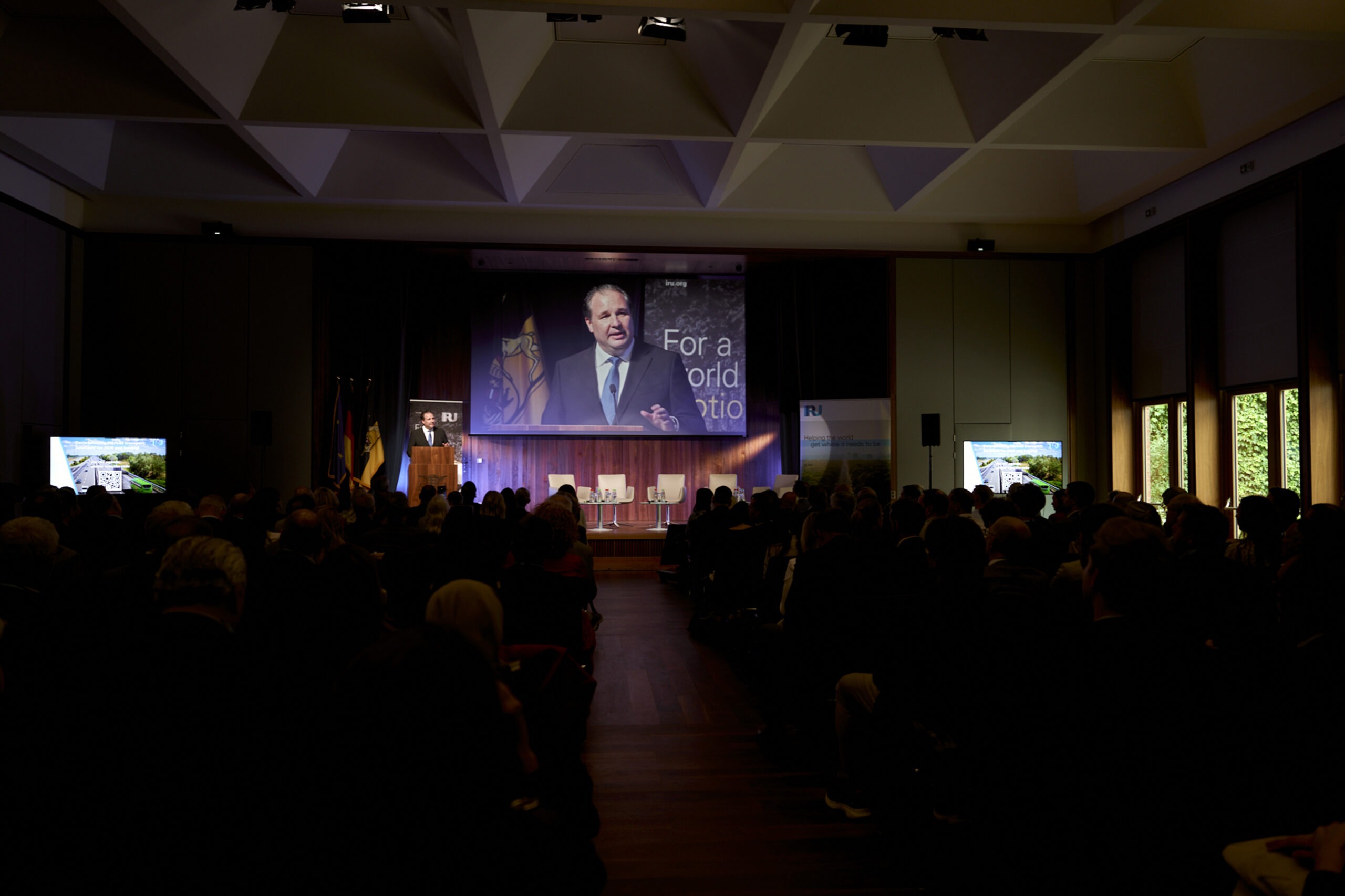 EU lawmakers and road transport industry in decarbonisation dialogue